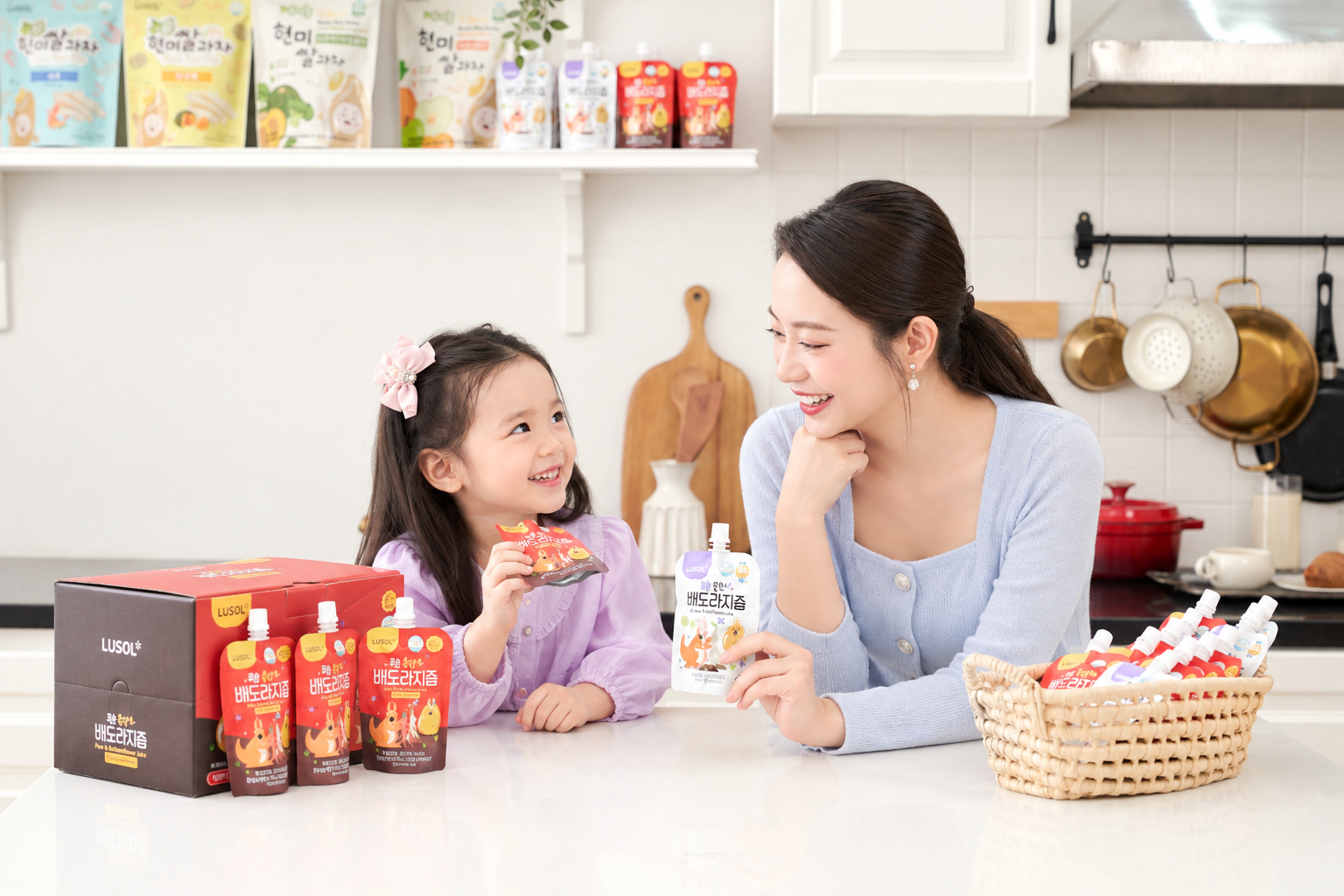 Mẹ và bé thưởng thức bữa ăn cùng các sản phẩm dinh dưỡng Hàn Quốc